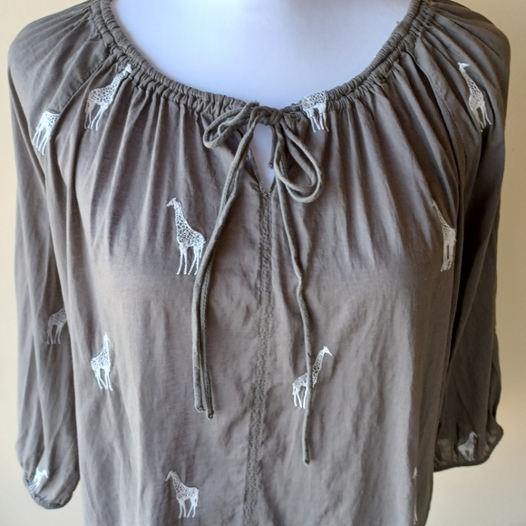 Loft Gray & White Peasant Top Size S Embroidered Giraffe Pattern 100% Cotton - Picture 7 of 13